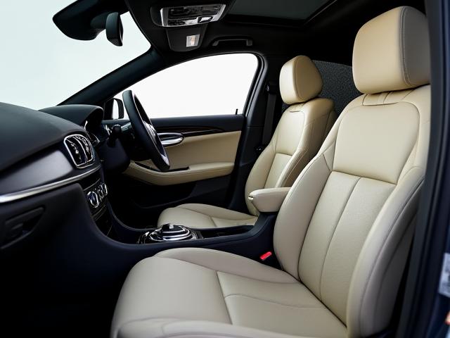 Interior de un vehículo con paneles acústicos instalados discretamente para mejorar la calidad del sonido.